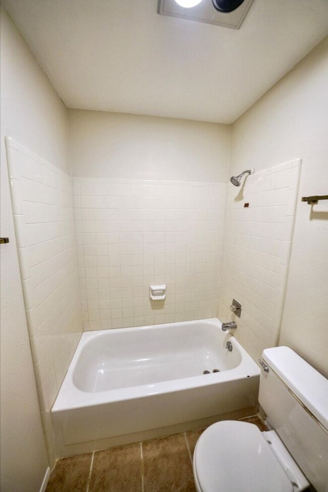Building Photo - Charming 2-bed, 2-bath home in Universal C...