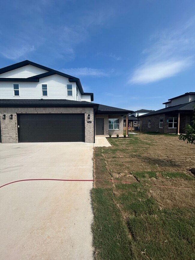 Building Photo - 621-623 Cosmos St