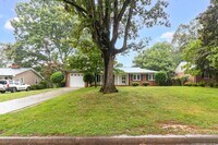 Building Photo - Beautiful 3 bedroom 2 1/2 bathroom Home wi...
