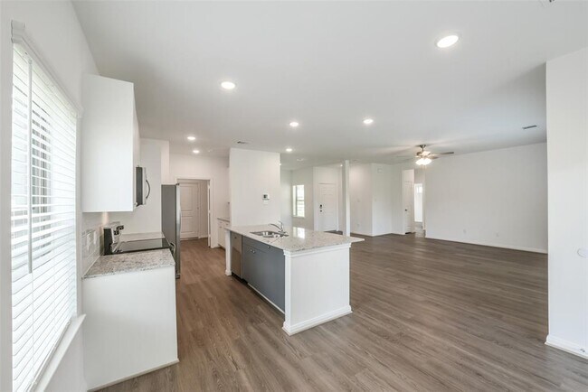 Building Photo - 11611 Moltere Dr