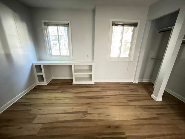 Building Photo - Sleek, Stylish 2br 2ba upper level condo in Chancellor Square, walking distance to Campus, downtown!