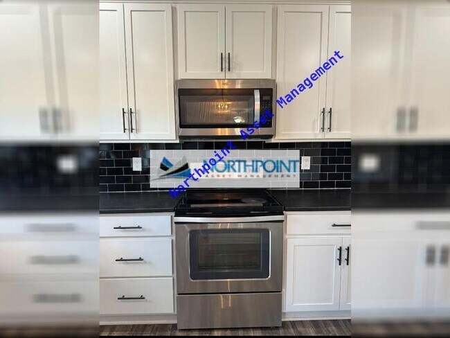 Building Photo - A beautiful 3 bed 2.5 bath home with a fen...