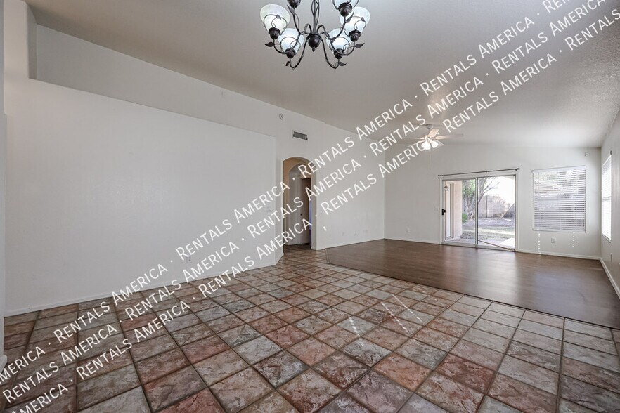 Building Photo - 3884 E Douglas Loop