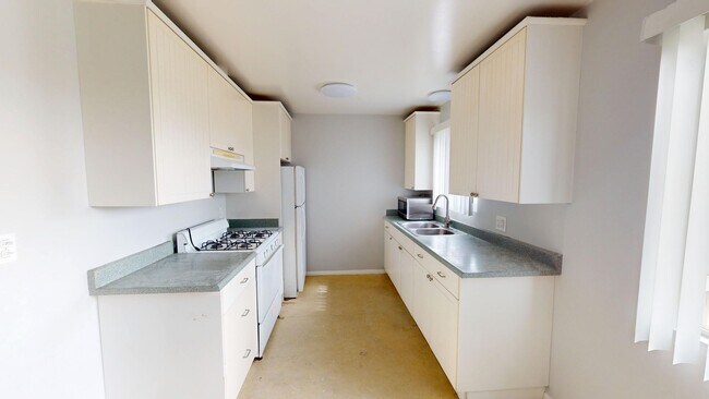 Building Photo - 627 Belmont Ave