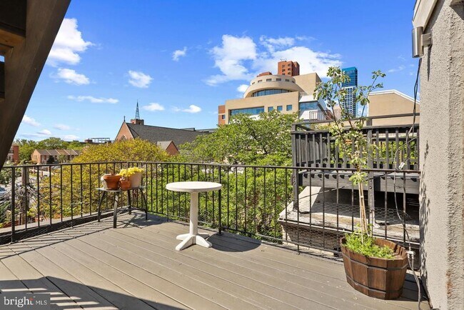 Building Photo - 730 Light St St