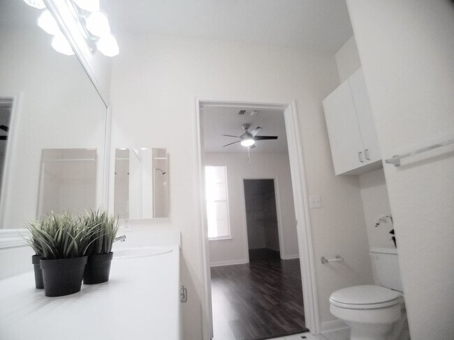 Building Photo - City View Wood Floor Updated Kitchen  2/2 ...