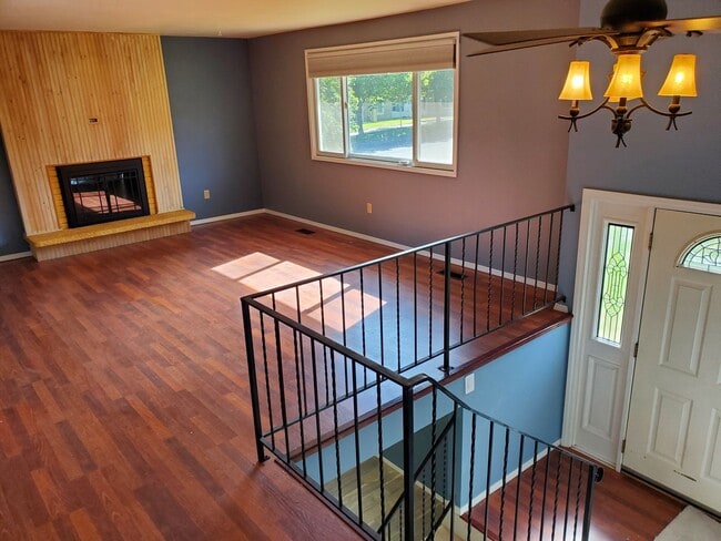 Building Photo - Versatile 4BR/2BA Split-Level South Hill H...