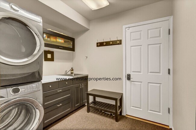 Building Photo - Lake Oswego Perfection
