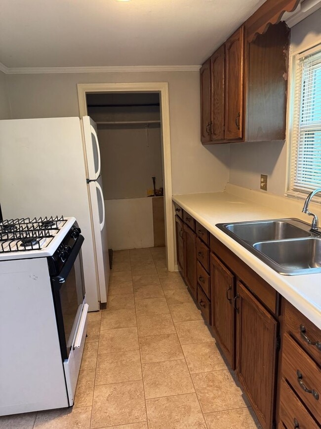Building Photo - Cozy Two Bedroom Single Family Home