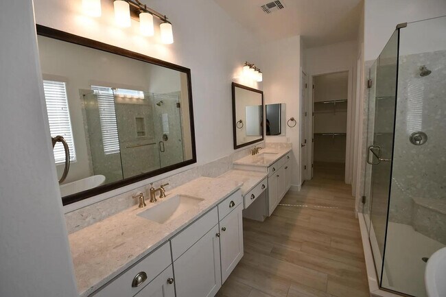 Building Photo - 820 E Ashurst Dr