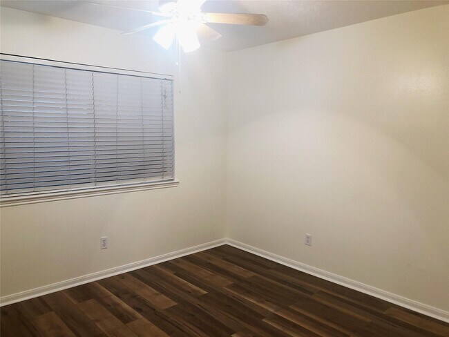 Building Photo - 15310 Glenwood Park Dr