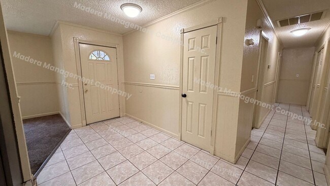 Building Photo - 4 bed/2 Bath - Available now
