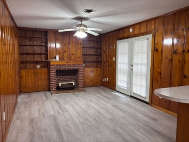 Building Photo - 5650 Brentwood Dr