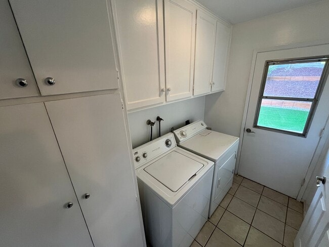 Building Photo - 4616 Laurelwood Dr