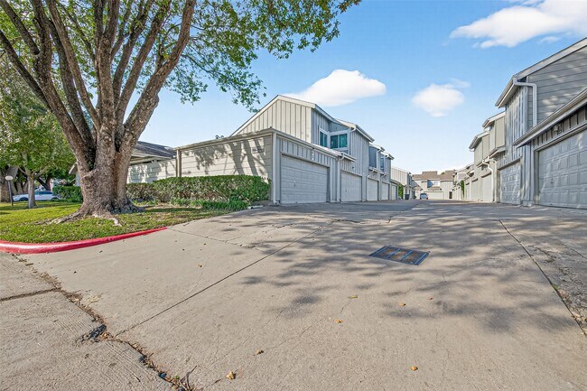 Building Photo - 13040 Greenway Chase Ct