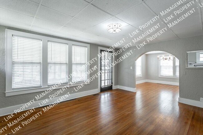 Building Photo - Charming Fully Renovated 4-Bedroom Home in...