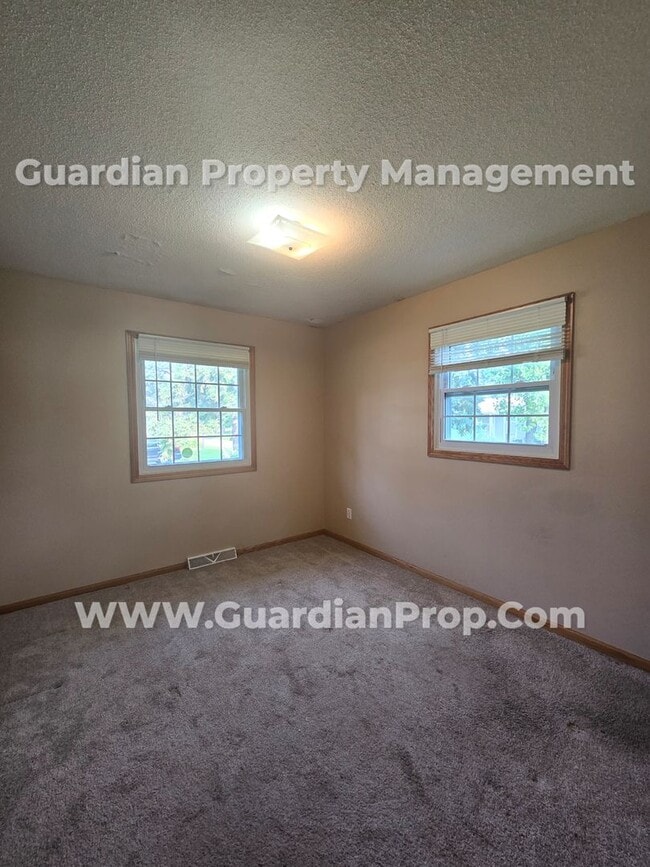 Building Photo - Available now! Spacious Brooklyn Center Home