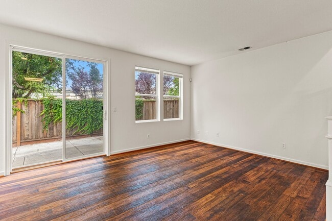 Building Photo - Modern 4 Bed Home with Office, AC, Garage,...