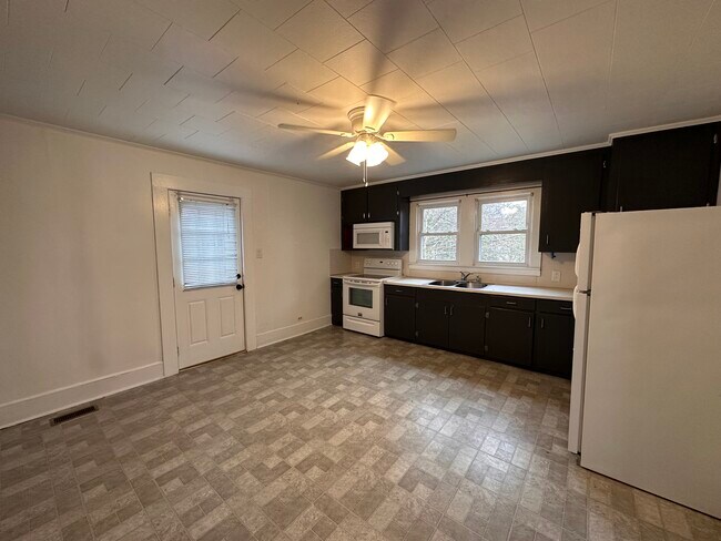 Building Photo - 219 College St