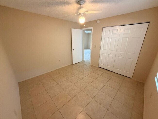 Building Photo - Open and bright 2/2 with garage