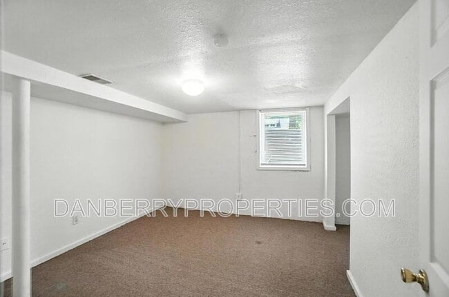 Building Photo - 822 Searles Rd