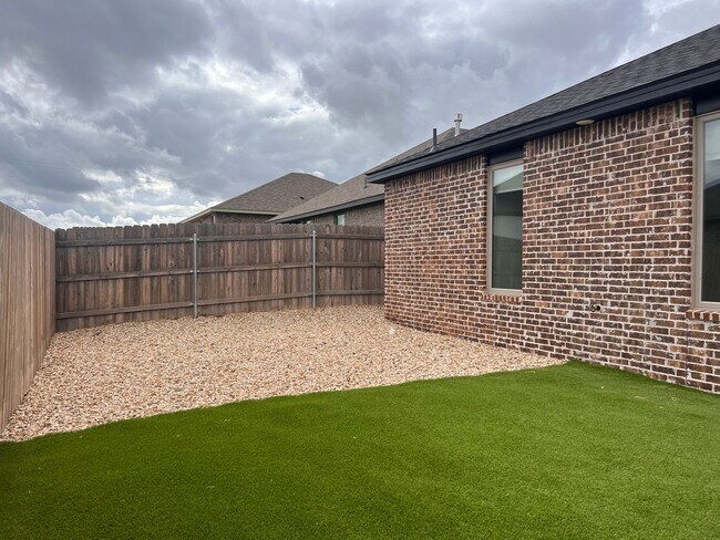 Building Photo - 3 Bedroom Rental Available July 9th in Fre...