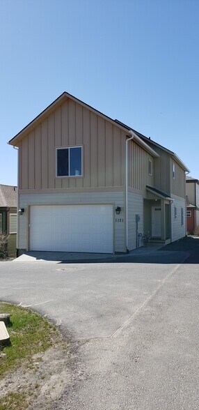 3 BR 2 1/2 bath single family home with 2 car garage, covered porch, and a very modern kitchen with granite counter tops. Located close to grocery, movies, dog park, city park/ ball fields - 1121 Sundial Ln