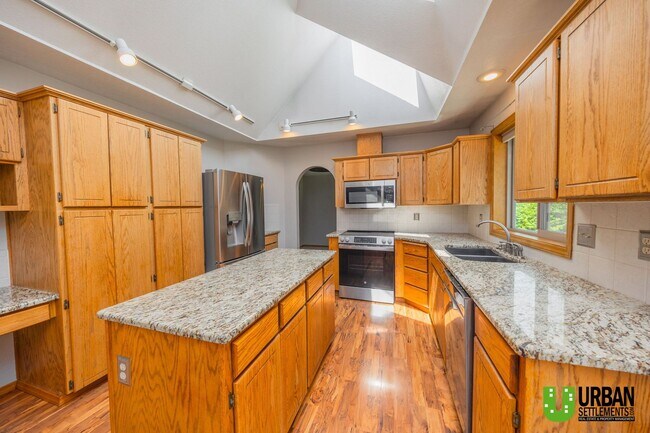 Building Photo - Spacious 4 bedroom and 3 bathroom house fo...