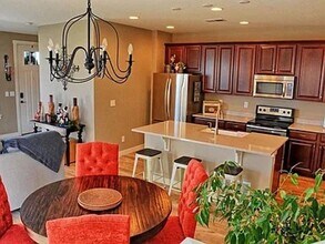 Building Photo - Outstanding Townhome W/ Large 3 Bed- 2.5 B...
