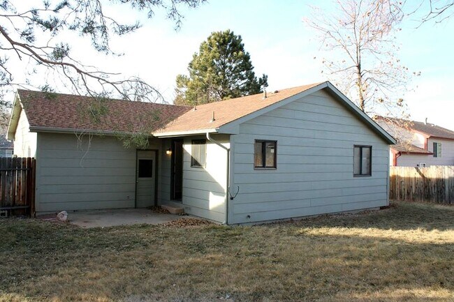 Building Photo - Charming 2-Bedroom Home with Fenced Yard &...
