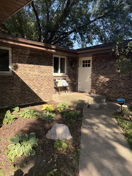 Building Photo - 1011 Pine Valley Dr