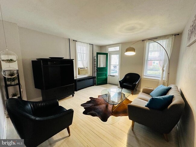 Building Photo - 236 E Middle St