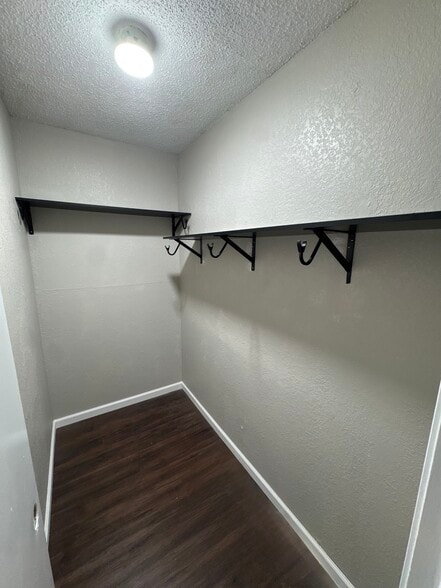 Building Photo - 6101 Parkwood Dr
