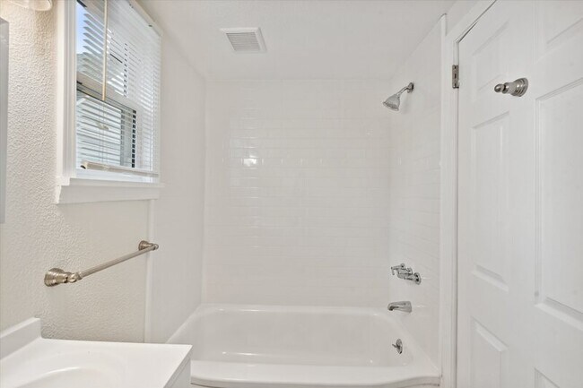 Building Photo - 4039 Vermaas Ave