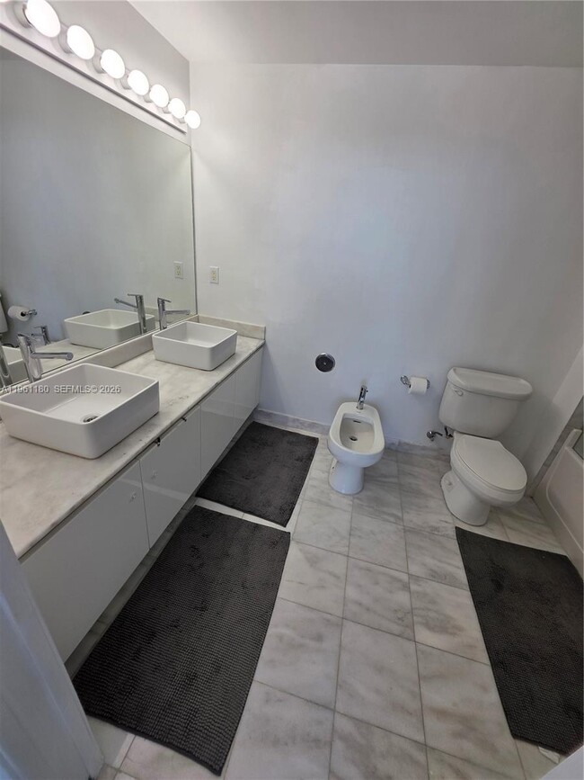 Building Photo - 601 NE 36th St