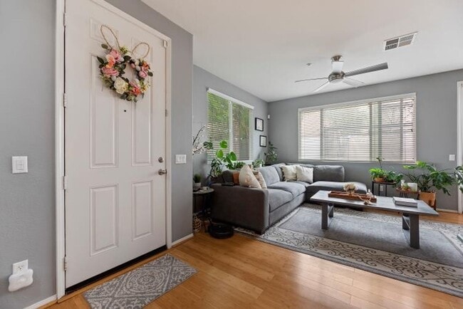 Building Photo - Beautiful 3 bedroom townhouse available fo...