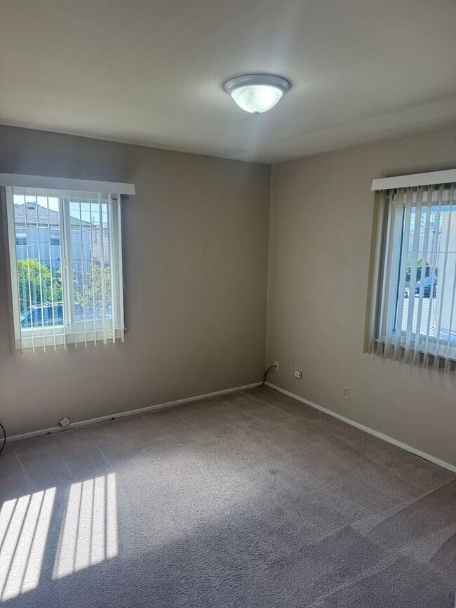 Building Photo - Great 2 Bedrooms 1 Bath