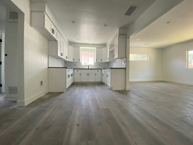 Building Photo - 150 N Roberto Ave