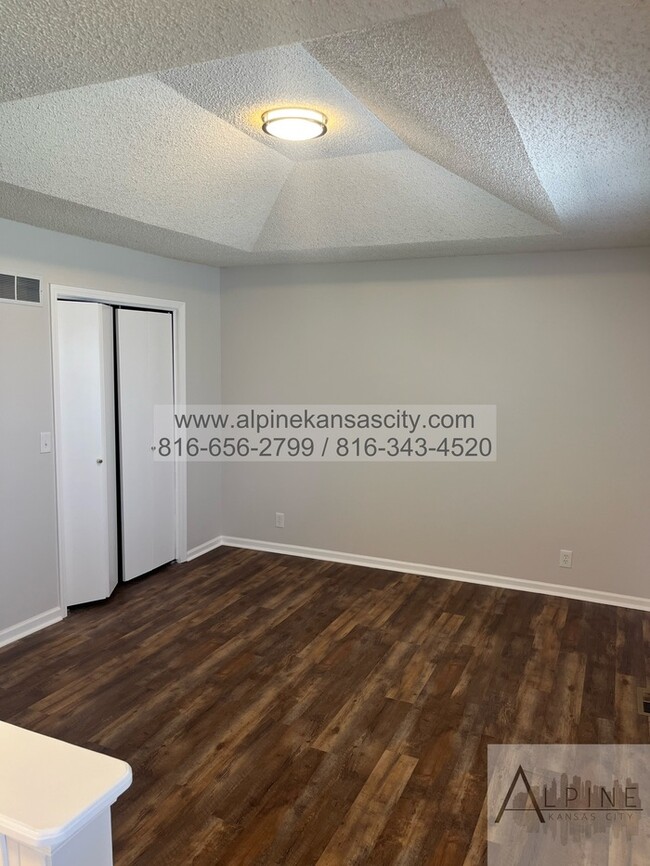 Building Photo - Spacious Parkville Ranch