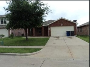 Building Photo - 2108 Royal Acres Trail