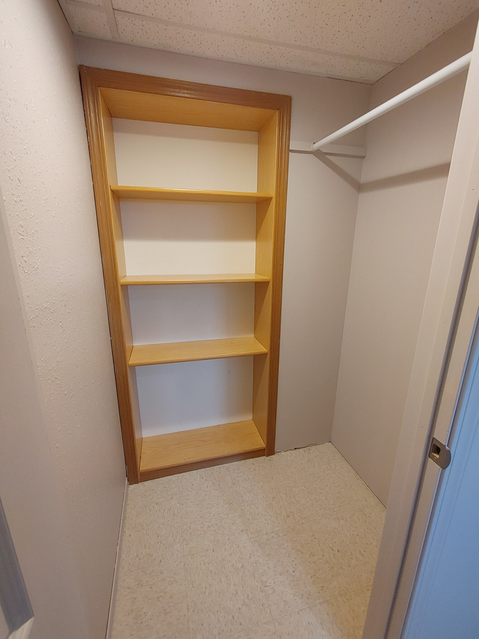 Bedroom 3 Closet - 214 E 6Th Ave