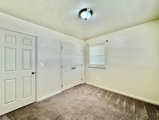 Building Photo - 528 N Baumann Ave