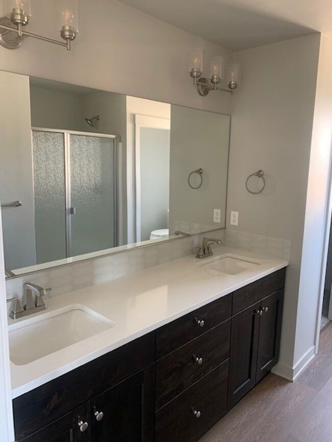 Building Photo - 3 Bed/2.5 Bath Pahlisch Home in NE Bend - ...