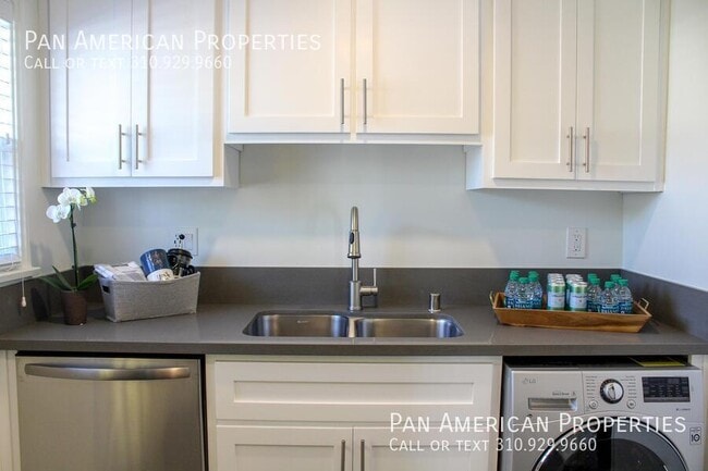 Building Photo - 5136 E Livingston Dr