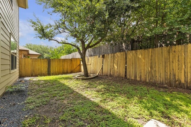 Building Photo - 5940 Silver Screen Dr