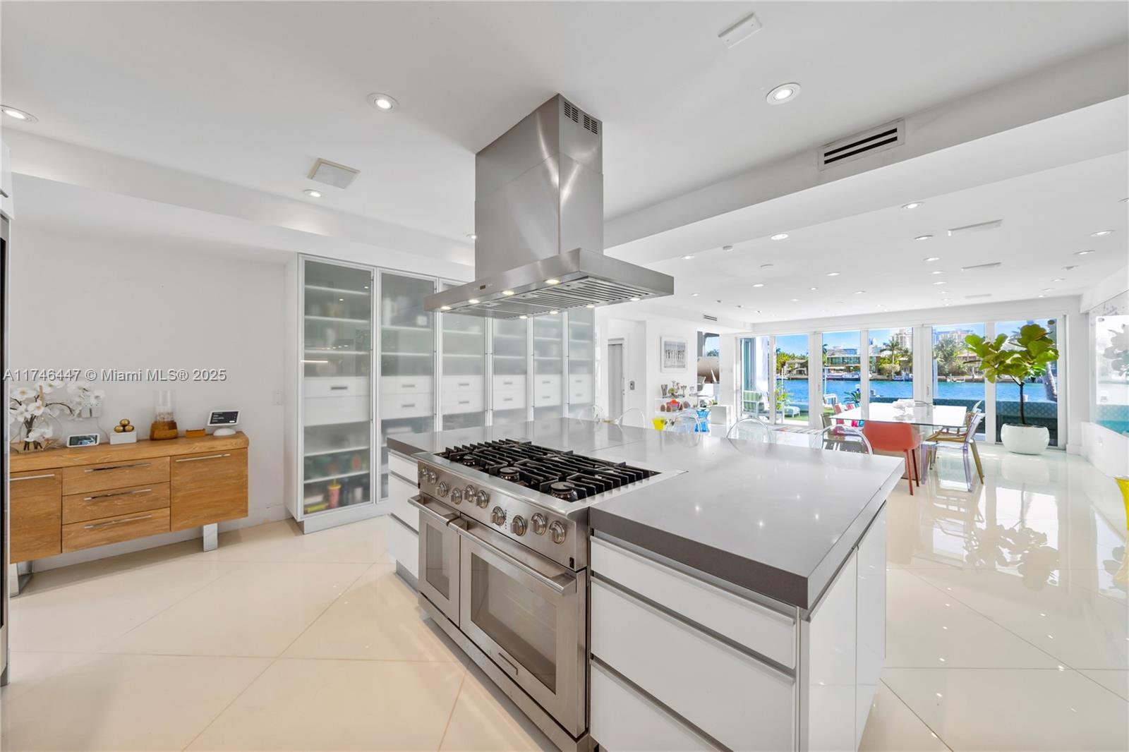 Building Photo - 1061 N Venetian Dr