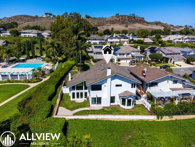 Building Photo - Rare 5 bed/3 bath home located in the high...