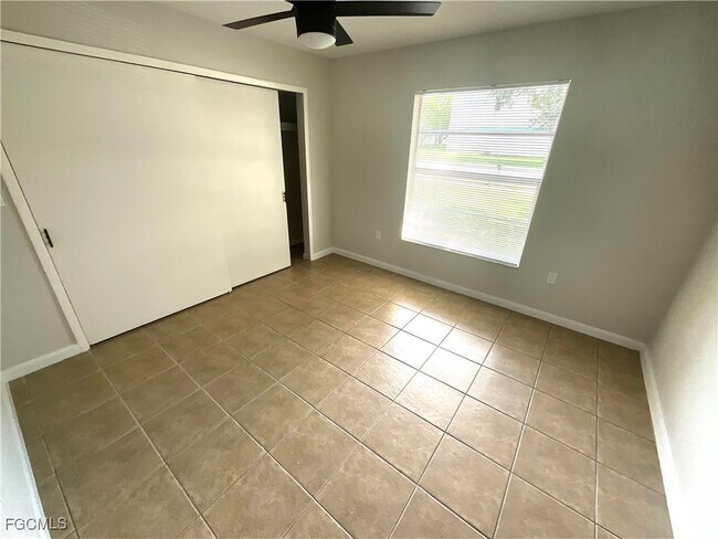 Building Photo - 610 SE 13th Ct