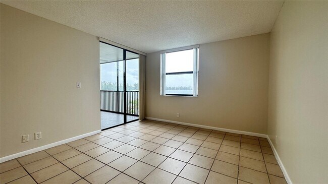 Building Photo - 118 Lake Emerald Dr