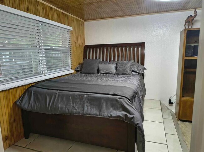 Building Photo - 5741 SW 24th Ave